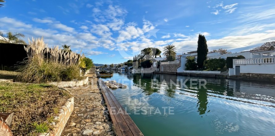 Сasa de 3 dormitorios en venta en Empuriabrava, Gerona, Cataluña, Spain № 5343