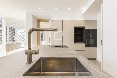 Apartamento de 5 dormitorios en venta en Barcelona, Cataluña, Spain № 4350 - foto 8