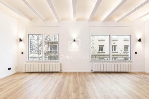 Apartamento de 3 dormitorios en venta en Barcelona, Cataluña, Spain № 4349