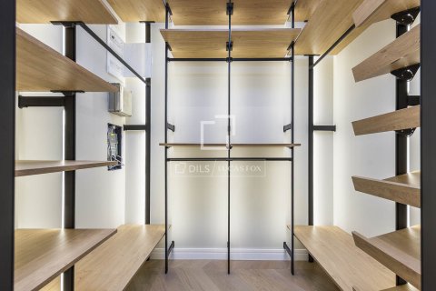 Apartamento de 3 dormitorios en venta en Barcelona, Cataluña, Spain № 4351 - foto 14