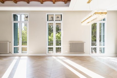Apartamento de 3 dormitorios en venta en Barcelona, Cataluña, Spain № 4351 - foto 2