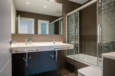 Apartamento de 5 dormitorios en venta en Barcelona, Cataluña, Spain № 8438 - foto 22