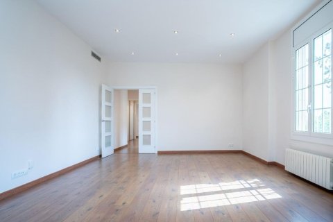 Apartamento de 5 dormitorios en venta en Barcelona, Cataluña, Spain № 8438 - foto 6