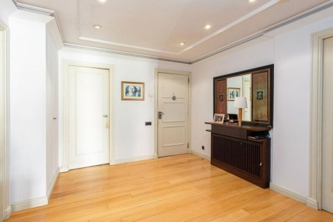 Apartamento de 5 dormitorios en venta en Barcelona, Cataluña, Spain № 8439 - foto 17