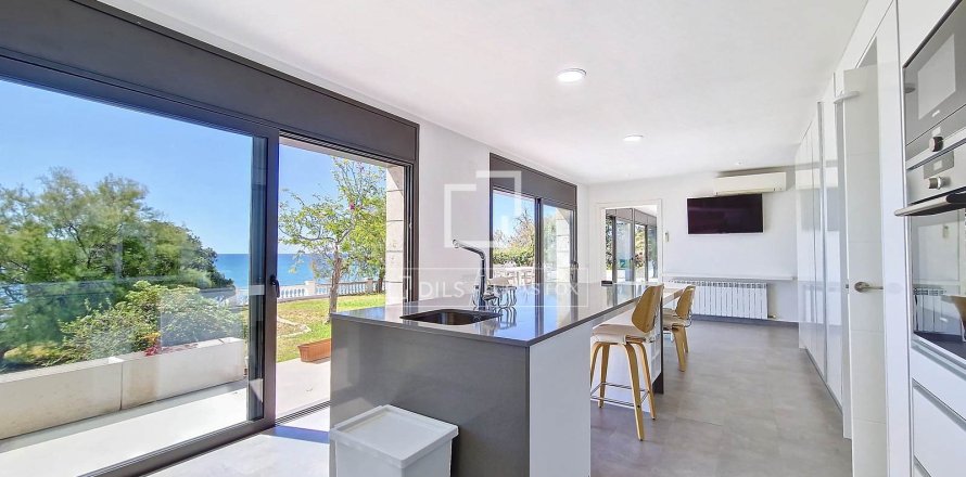 Villa de 5 dormitorios en alquiler en Vilanova i la Geltrú, Barcelona, Cataluña, Spain № 4531