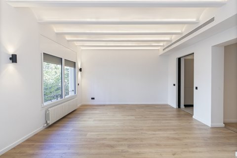Apartamento de 3 dormitorios en venta en Barcelona, Cataluña, Spain № 1292