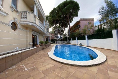 Villa de 6 dormitorios en venta en Castelldefels, Barcelona, Cataluña, Spain № 1090 - foto 3