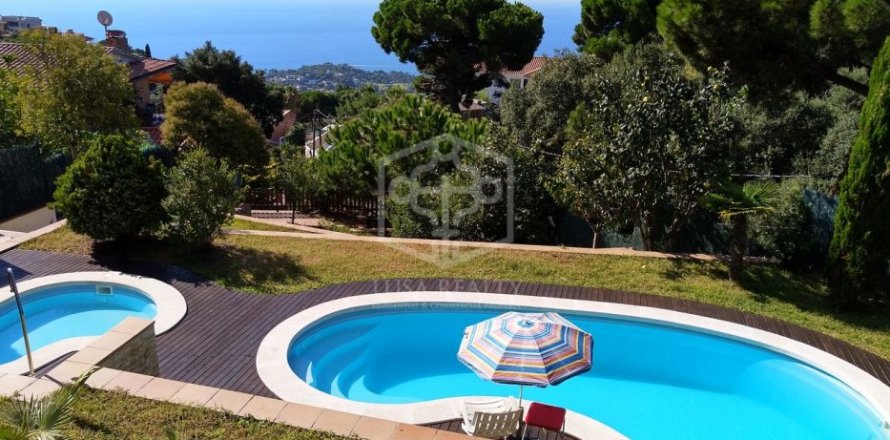 Villa de 5 dormitorios en venta en Lloret de Mar, Gerona, Cataluña, Spain № 1093