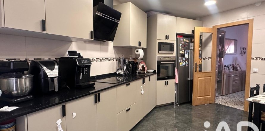 Apartamento de 5 dormitorios en venta en Sant Andreu de la Barca, Barcelona, Cataluña, Spain № 8330