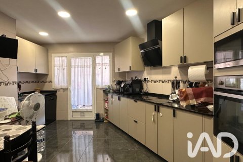Apartamento de 5 dormitorios en venta en Sant Andreu de la Barca, Barcelona, Cataluña, Spain № 8330 - foto 2