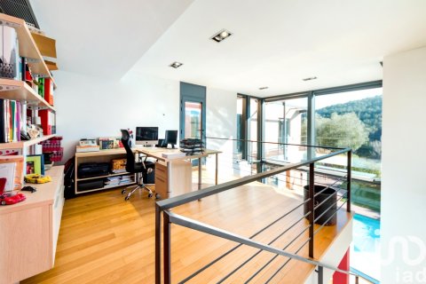 Сasa de 6 dormitorios en venta en Castellví de Rosanes, Barcelona, Cataluña, Spain № 4964 - foto 10