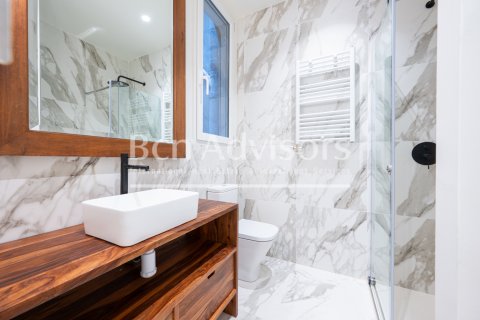 Apartamento de 2 dormitorios en venta en Barcelona, Cataluña, Spain № 2889 - foto 30
