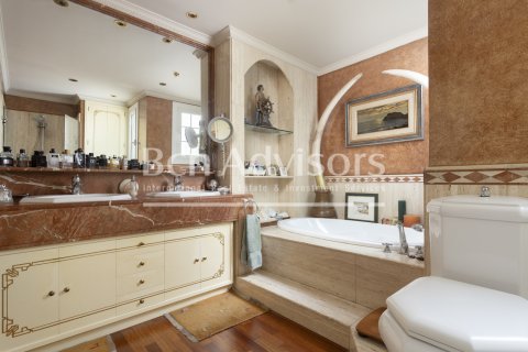 Apartamento de 2 dormitorios en venta en Barcelona, Cataluña, Spain № 2888 - foto 24