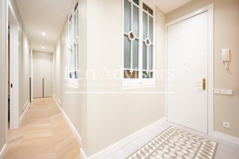 Apartamento de 3 dormitorios en venta en Barcelona, Cataluña, Spain № 2885 - foto 19