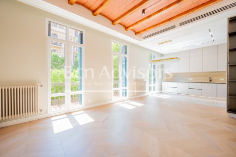 Apartamento de 3 dormitorios en venta en Barcelona, Cataluña, Spain № 2885 - foto 2