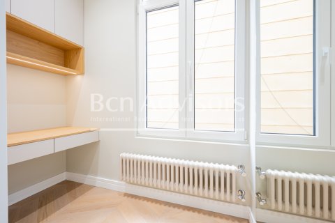 Apartamento de 3 dormitorios en venta en Barcelona, Cataluña, Spain № 2885 - foto 23