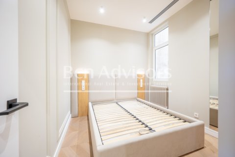 Apartamento de 3 dormitorios en venta en Barcelona, Cataluña, Spain № 2885 - foto 15