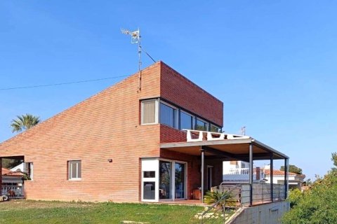Сasa de 4 dormitorios en venta en Calafell, Tarragona, Cataluña, Spain № 6228