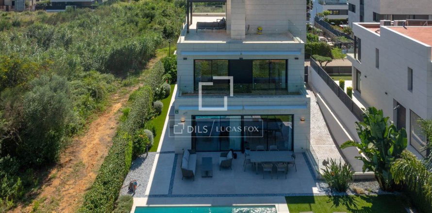 Villa de 6 dormitorios en venta en Montgat, Barcelona, Cataluña, Spain № 3884