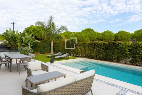 Villa de 6 dormitorios en venta en Montgat, Barcelona, Cataluña, Spain № 3884 - foto 3