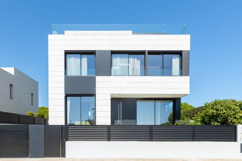 Villa de 6 dormitorios en venta en Montgat, Barcelona, Cataluña, Spain № 3884 - foto 5