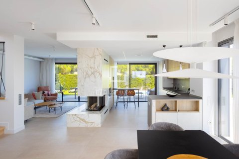 Villa de 6 dormitorios en venta en Montgat, Barcelona, Cataluña, Spain № 3884 - foto 2