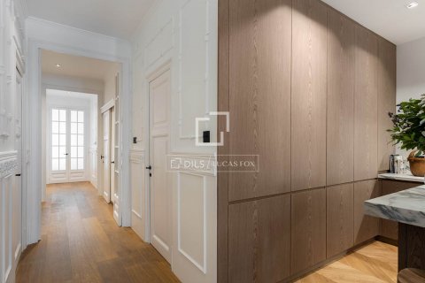 Apartamento de 4 dormitorios en venta en Barcelona, Cataluña, Spain № 8775 - foto 26