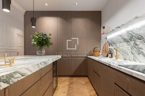 Apartamento de 4 dormitorios en venta en Barcelona, Cataluña, Spain № 8775 - foto 17