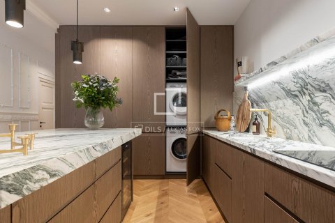 Apartamento de 4 dormitorios en venta en Barcelona, Cataluña, Spain № 8775 - foto 19