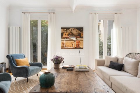 Apartamento de 4 dormitorios en venta en Barcelona, Cataluña, Spain № 8775 - foto 3