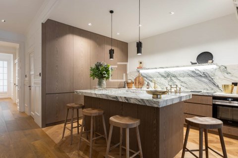 Apartamento de 4 dormitorios en venta en Barcelona, Cataluña, Spain № 8775 - foto 15