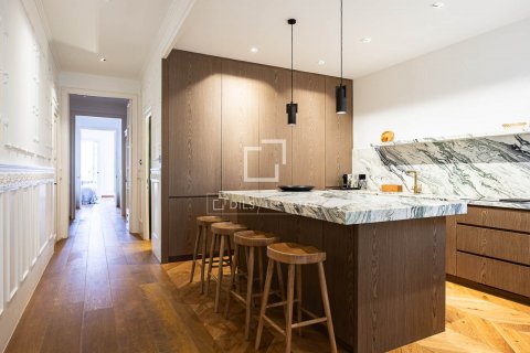 Apartamento de 4 dormitorios en venta en Barcelona, Cataluña, Spain № 8775 - foto 23
