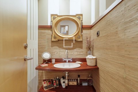 Apartamento de 4 dormitorios en venta en Barcelona, Cataluña, Spain № 8771 - foto 18