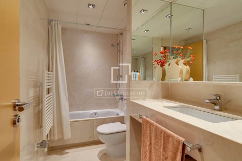 Apartamento de 4 dormitorios en venta en Barcelona, Cataluña, Spain № 8771 - foto 23