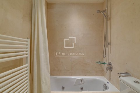 Apartamento de 4 dormitorios en venta en Barcelona, Cataluña, Spain № 8771 - foto 24