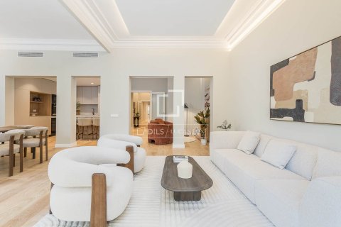 Apartamento de 5 dormitorios en venta en Barcelona, Cataluña, Spain № 6413 - foto 4