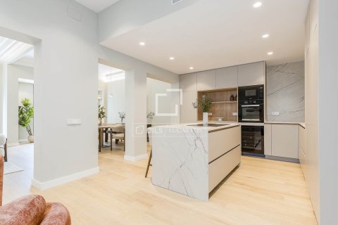 Apartamento de 5 dormitorios en venta en Barcelona, Cataluña, Spain № 6413 - foto 11