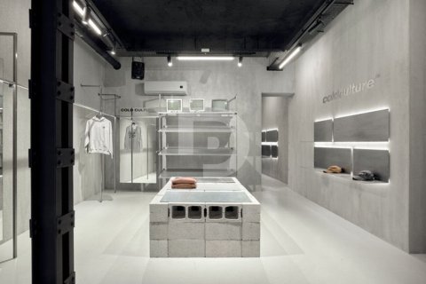 140 sq.m. retail store for sale in Ciutat Vella, Barcelona, Catalonia, Spain № 4575 - photo 2