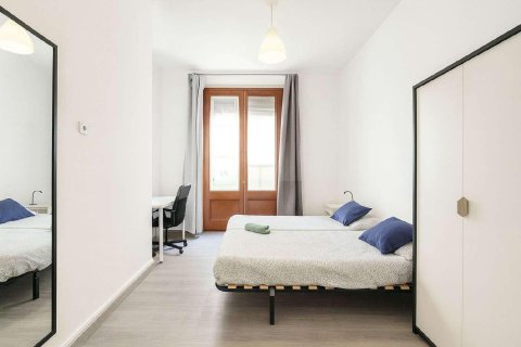 Apartamento de 9 dormitorios en venta en Barcelona, Cataluña, Spain № 8291 - foto 21