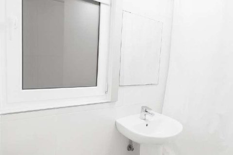 Apartamento de 9 dormitorios en venta en Barcelona, Cataluña, Spain № 8291 - foto 23