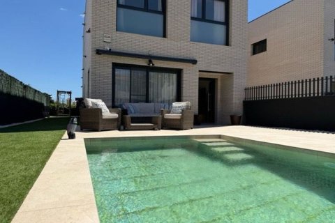 Сasa de 4 dormitorios en venta en Cataluña, Spain № 7636