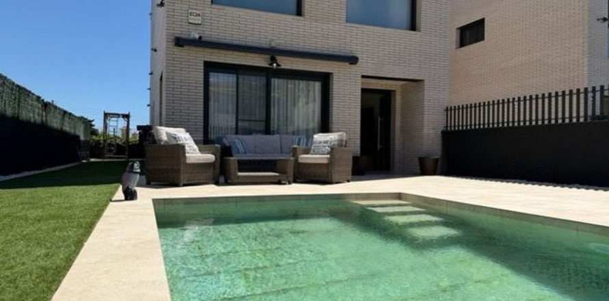 4 bedrooms house for sale in Catalonia, Spain № 7636