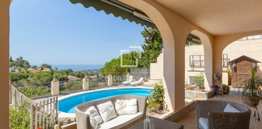 Villa de 4 dormitorios en venta en Cabrils, Barcelona, Cataluña, Spain № 4471
