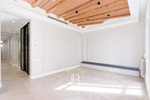 Apartamento de 3 dormitorios en venta en Eixample, Barcelona, Cataluña, Spain № 2473 - foto 3