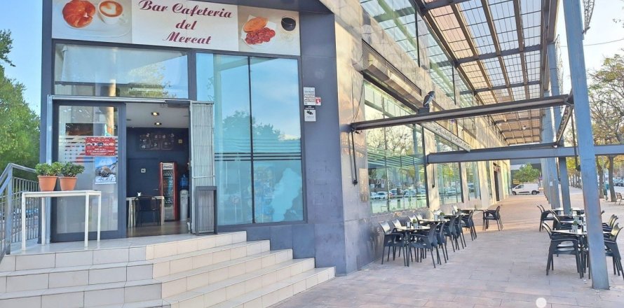 399 sq.m. commercial property for rent in Les Roquetes, Barcelona, Catalonia, Spain № 5130