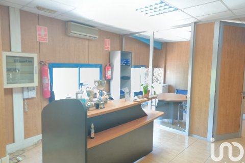Propiedad comercial de 684 m² en venta en Santa Eulalia De Roncana, Barcelona, Cataluña, Spain № 8410 - foto 4