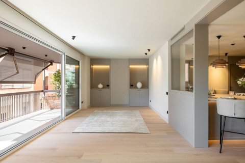 Apartamento de 5 dormitorios en venta en Barcelona, Cataluña, Spain № 8440 - foto 4