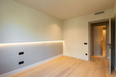 Apartamento de 5 dormitorios en venta en Barcelona, Cataluña, Spain № 8440 - foto 25