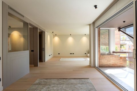 Apartamento de 5 dormitorios en venta en Barcelona, Cataluña, Spain № 8440 - foto 3