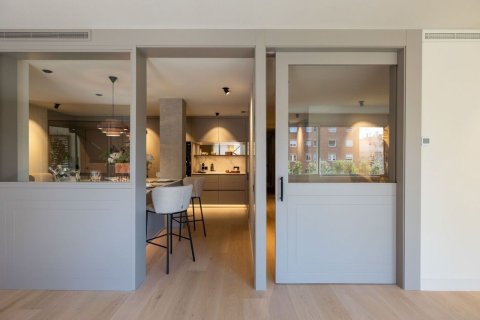 Apartamento de 5 dormitorios en venta en Barcelona, Cataluña, Spain № 8440 - foto 9